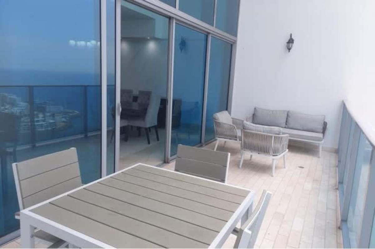 Infinity swimming pool overlooking Pacific Ocean at Grand Tower Panama City