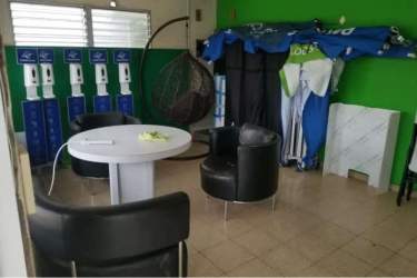 Showroom with display kiosks, chairs, and tiled floor commercial space La Chorrera