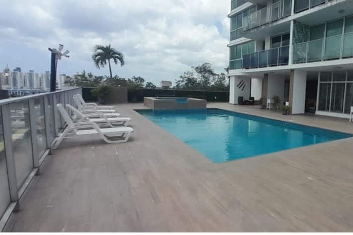 Rooftop swimming pool with jacuzzi and panoramic skyline views at PH Dos Mares Betania Panama