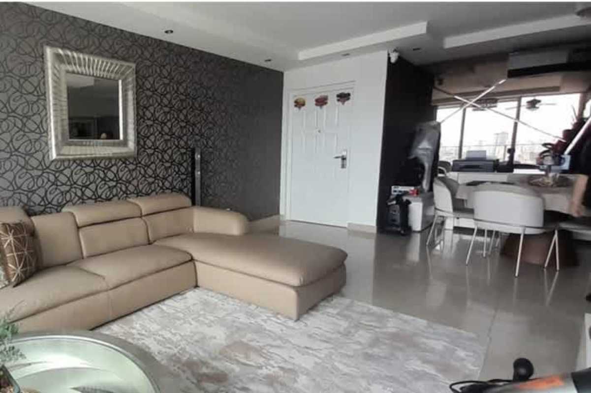 Modern kitchen with granite counters, stainless steel appliances in PH Dos Mares Panama