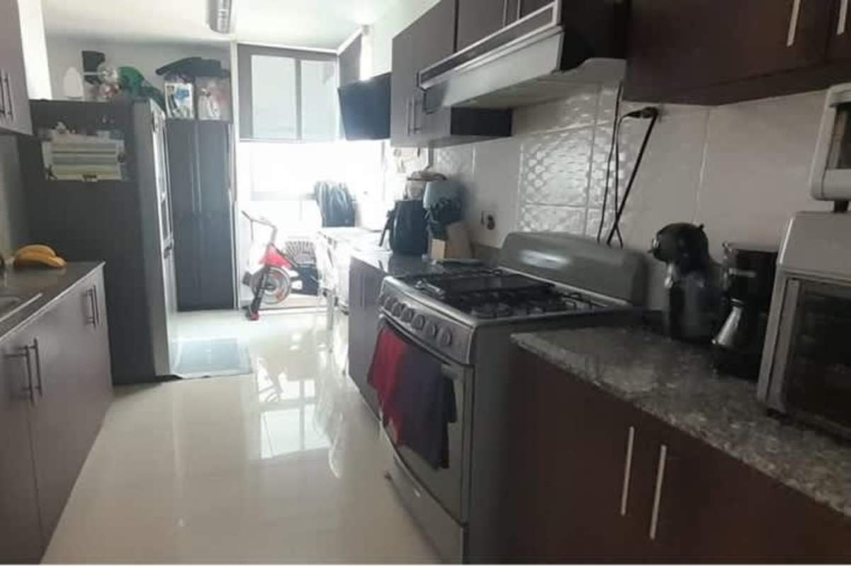 Bedroom with city view window and built-in closet in PH Dos Mares Betania Panama