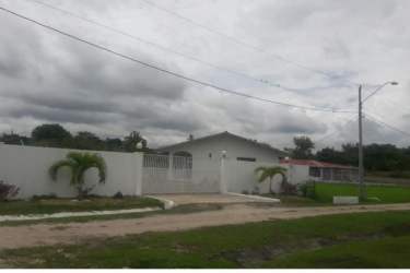 Single-story residence with gated wall and landscaped yard in Valle de Toscana Antón Panama