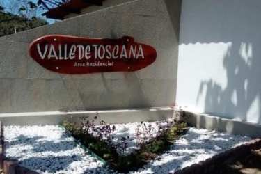 Long gravel driveway surrounded by green lawn and trees in Valle de Toscana Antón Coclé Panama