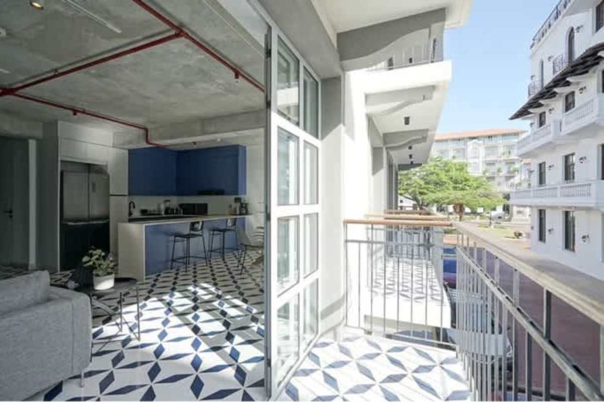 Bedroom with exposed concrete ceiling minimalist decor in PH Casa Contemporanea Casco Viejo Panama