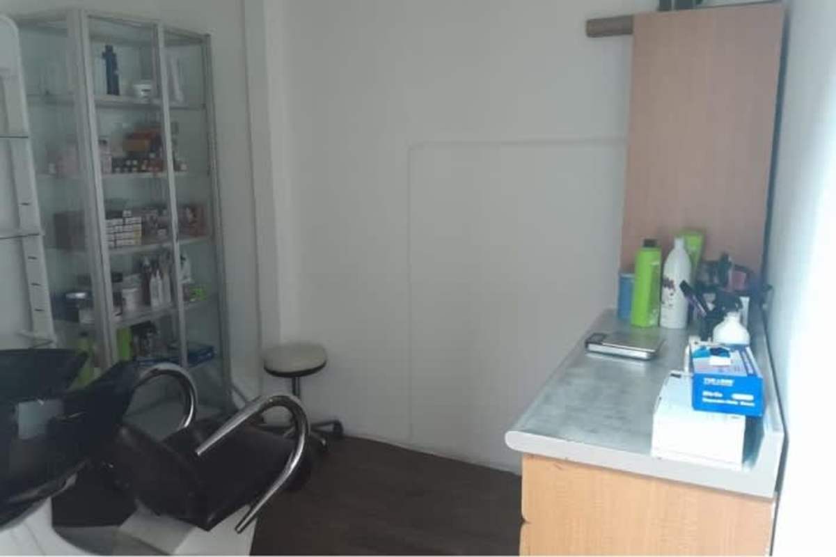 Salon workstation with shampoo sink, styling chair in commercial house Panama City