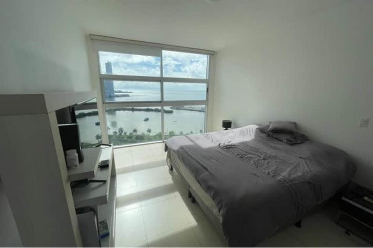 Kitchen with granite countertops, stainless appliances PH Marina Plaza Avenida Balboa Panama