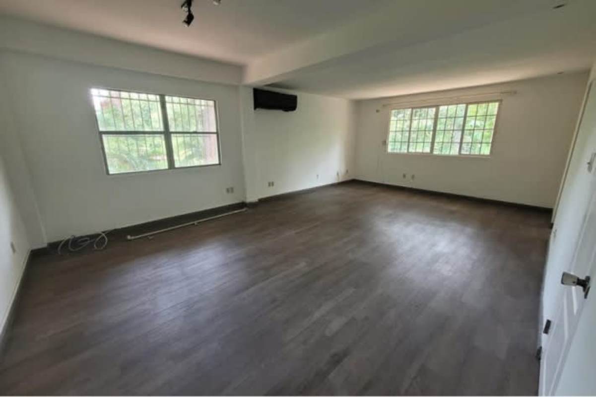 Bedroom with large window, built-in closet and AC in Altos de Curundú house Panama City