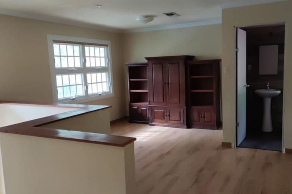 Spacious 5BR Family Home with Garden & Pool Option in Clayton