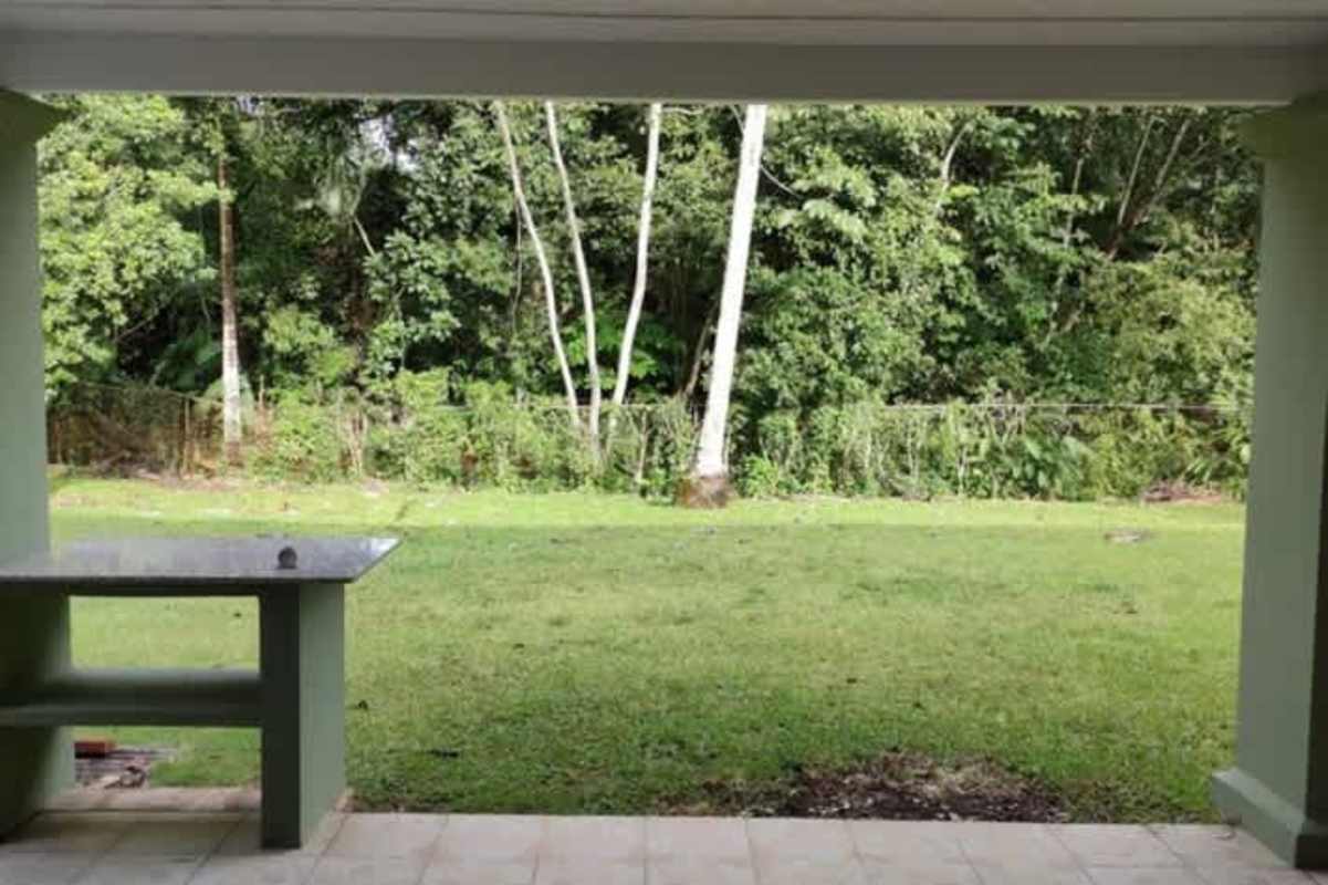 Fully equipped luxury kitchen with granite island in Clayton Panama home Hola Realty