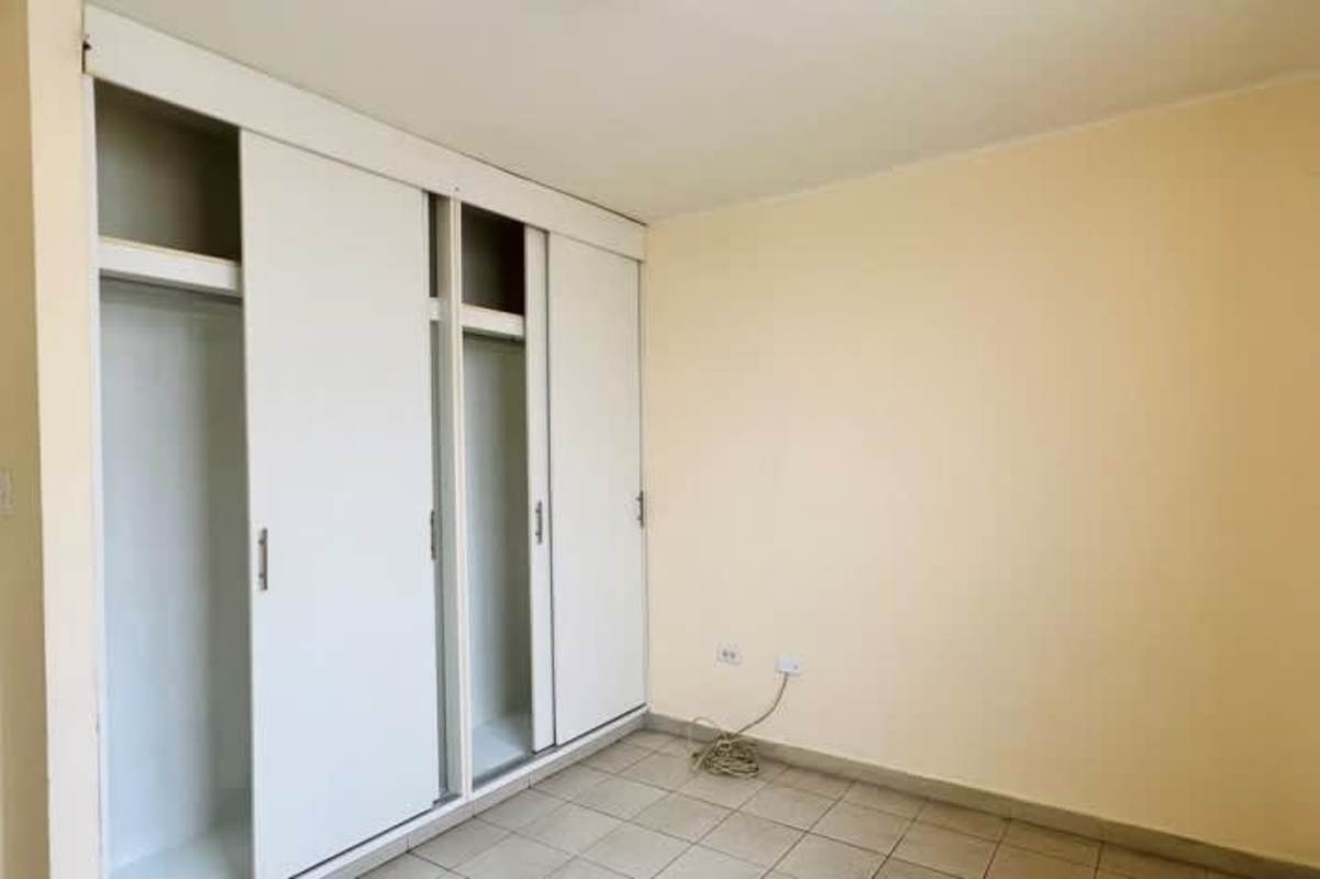 Living room with ceramic tile floor, sliding doors, ceiling fan in Residencial Río Abajo Panama City rental