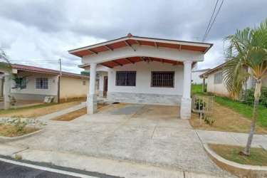 Master bedroom furnished with closet and large window Colinas del Sol Burunga Arraiján Panama