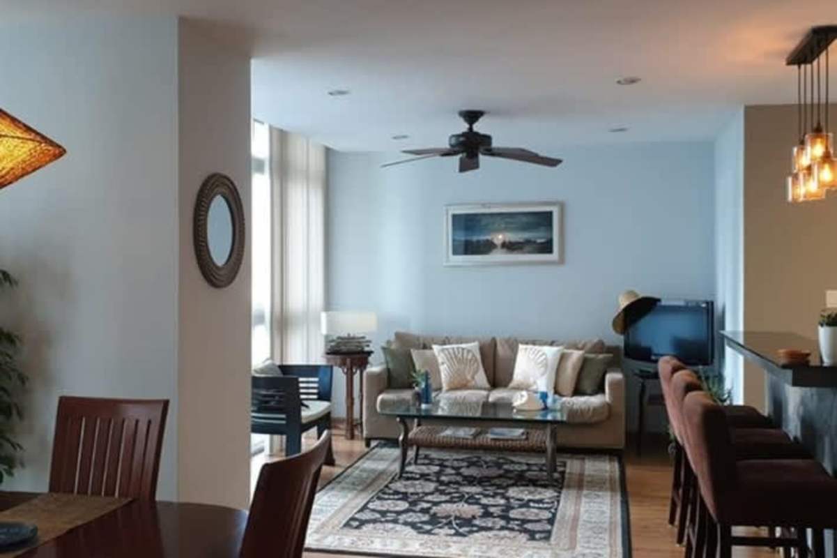 Fully equipped kitchen with granite breakfast bar in PH BICSA Avenida Balboa Panama City