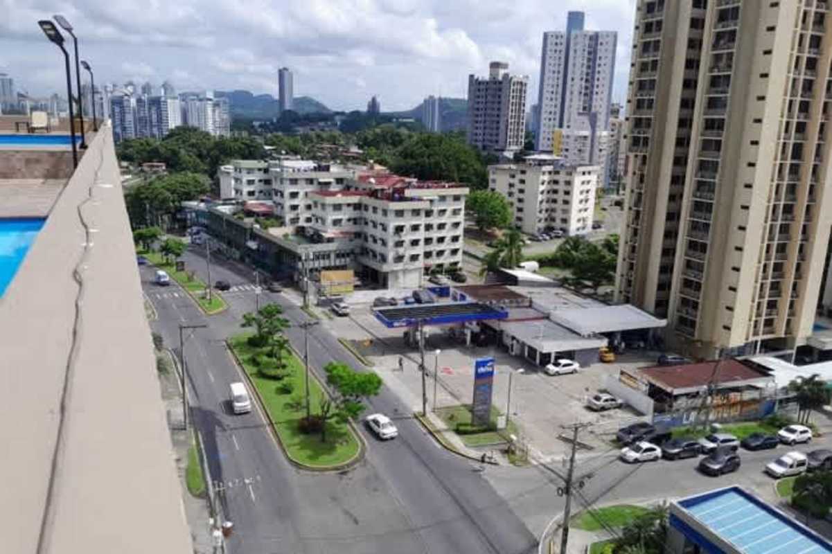 Covered entrance with lobby area of PH Metropolitan Park Tower in Panama City