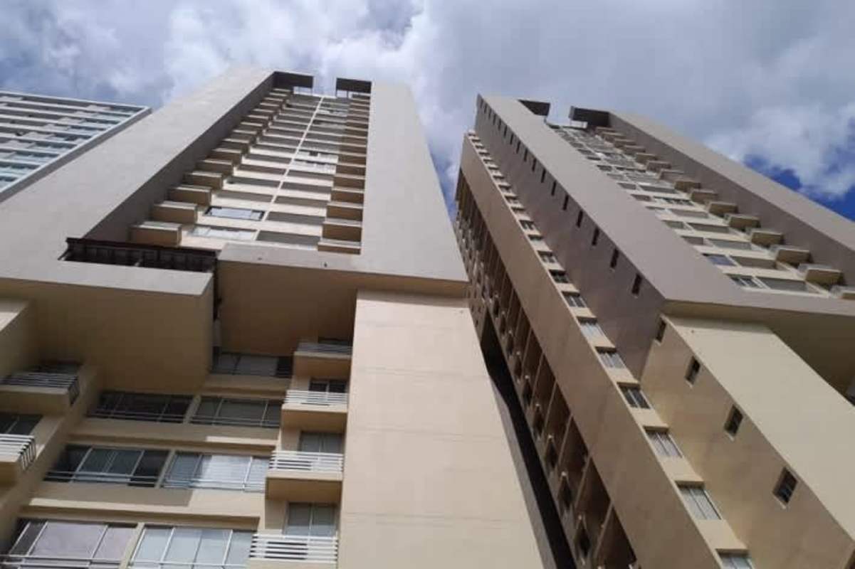 Bedroom with large window split AC and closet in PH Metropolitan Park Hato Pintado Panama