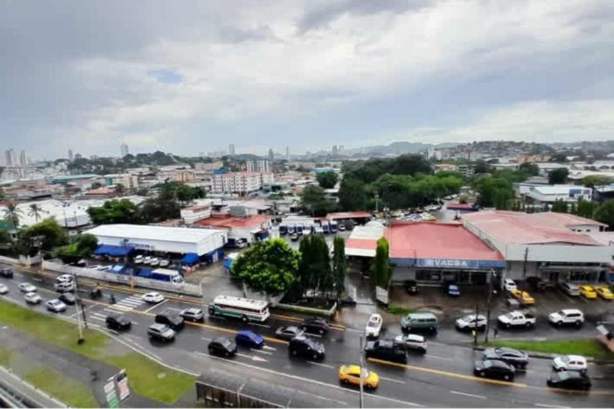 Spacious living room with large window, tiled floor, split AC in PH Parque Lefevre Tower Panama