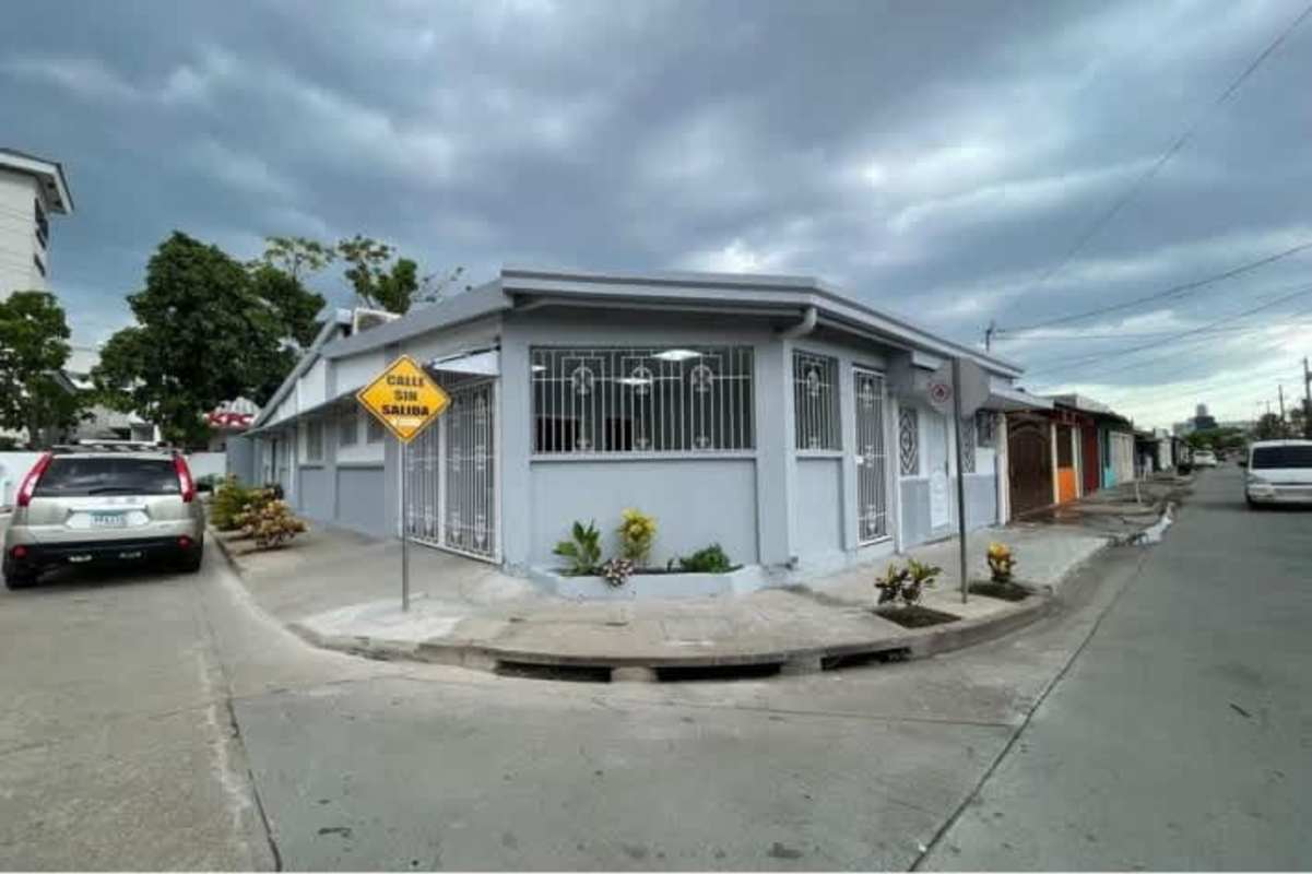 Spacious living room open layout with tile floor in investment house Las Acacias Juan Díaz Panama