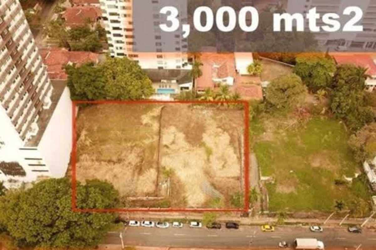 Outlined 3,000m² vacant land surrounded by buildings and streets in Bella Vista Panama City