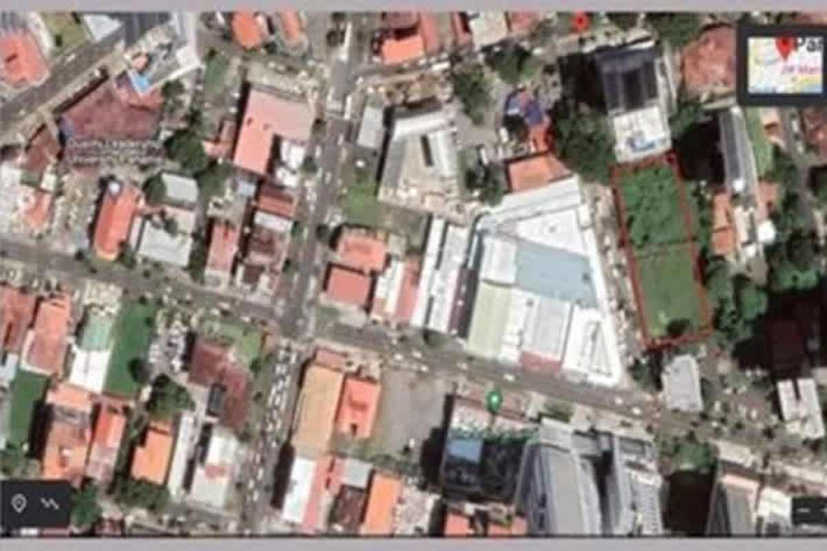 Satellite view map of 3000 m² urban lot surrounded by buildings and streets in Bella Vista Panama