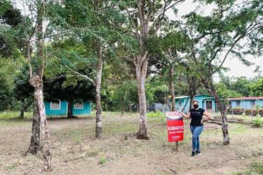 Dirt road with banana plants leading to 3,477m2 countryside lot for sale in Santa Rita Antón Panama