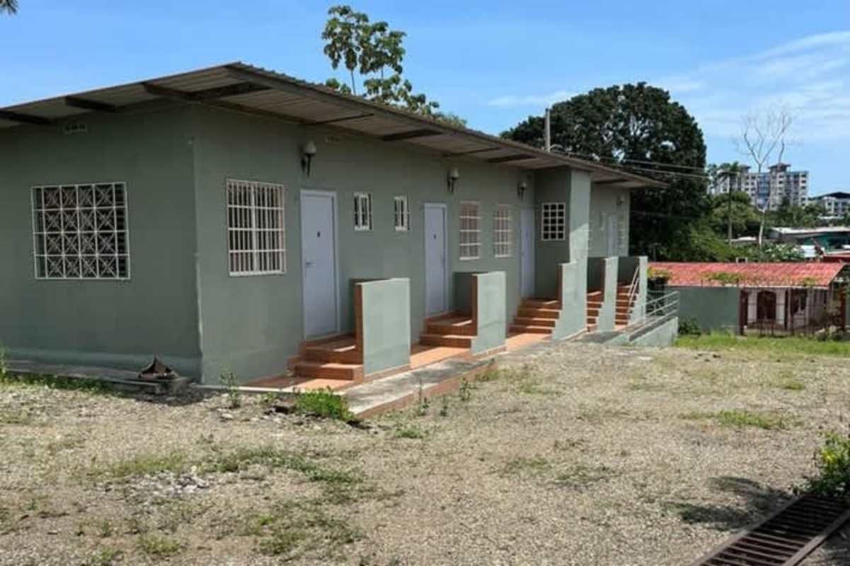 Basic interior room tiled floors metal window grilles Juan Díaz investment property Panama