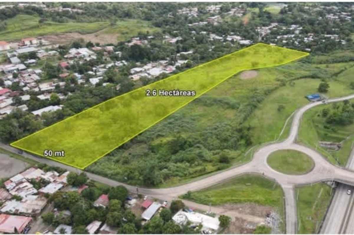 Drone view of 26,000m2 land parcel outlined near residential neighborhood Rana de Oro Pedregal