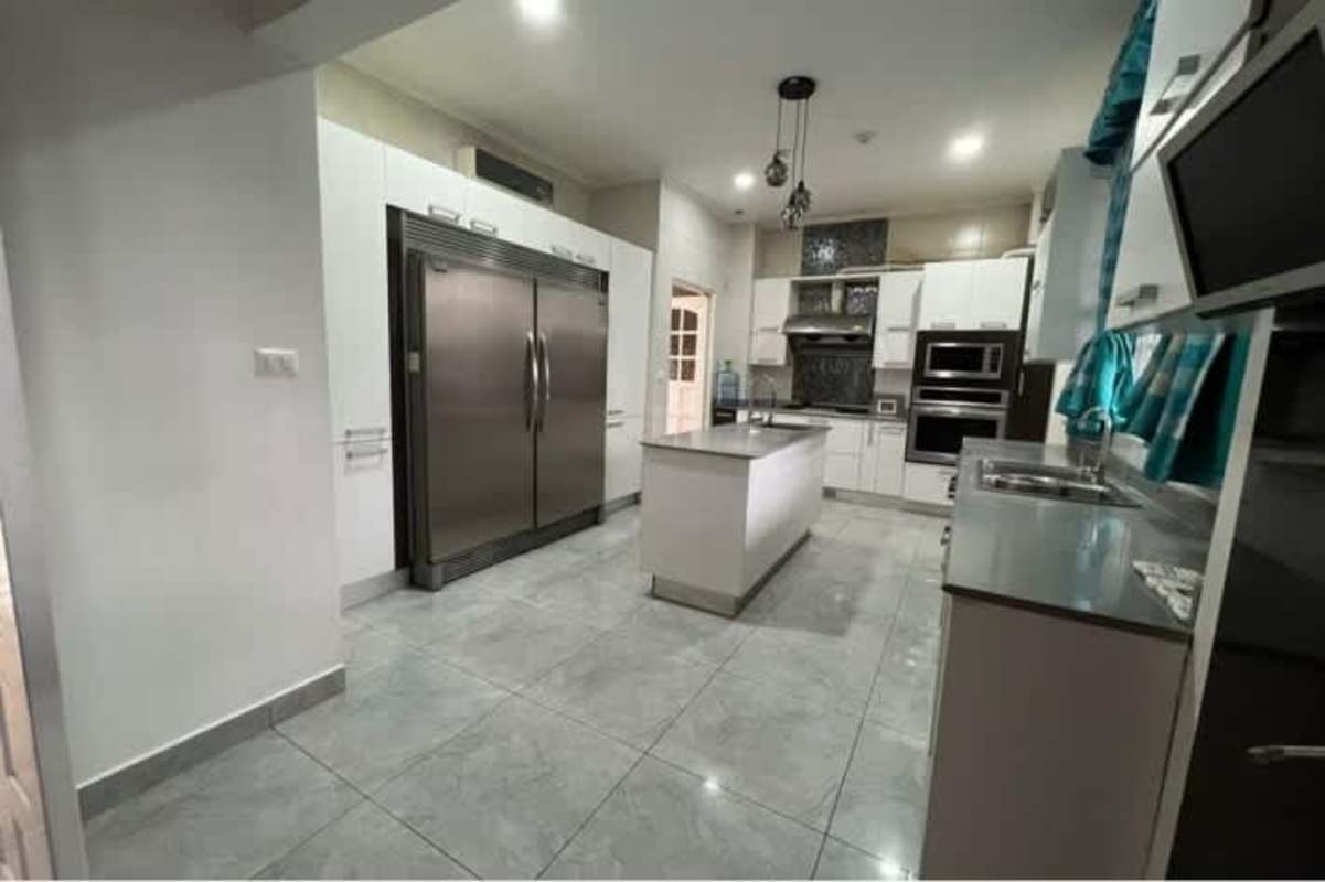 Kitchen with island, stainless appliances, oven, microwave rental house San Francisco Panama Hola Realty
