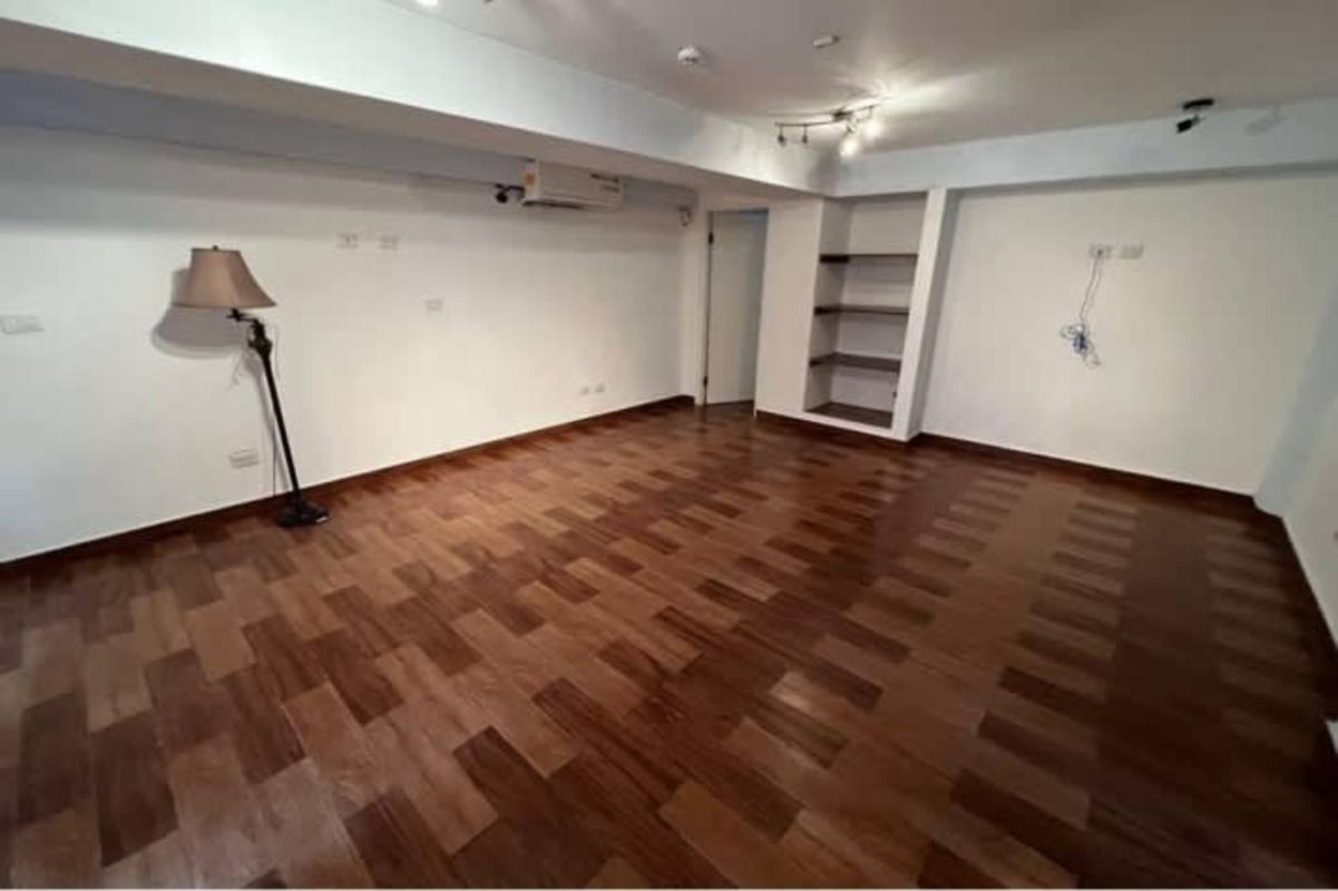 Spacious living area with large windows, chandelier and ample light in rental house San Francisco Panama