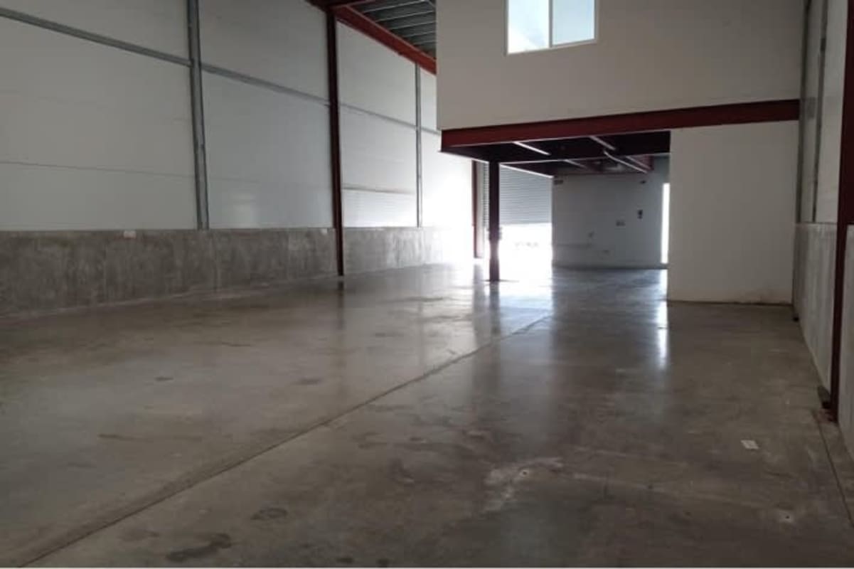 Spacious warehouse inside with high ceiling, mezzanine, shutter door in Tocumen