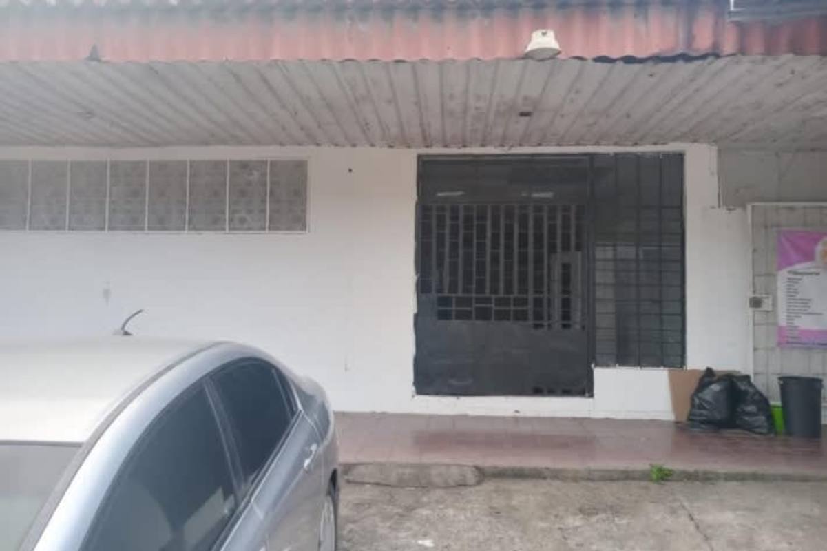 Commercial units with large parking space for clients and trucks in Las Cumbres Panama City