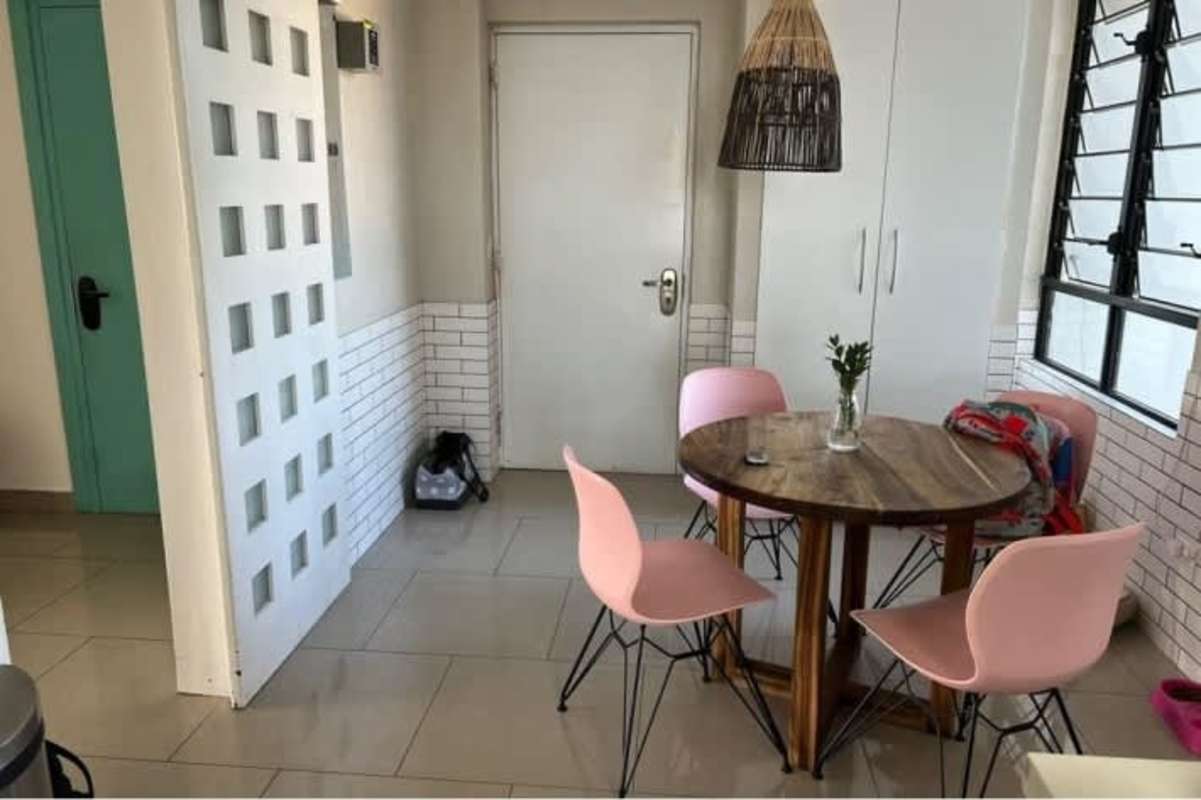 Kitchen with ample cabinetry, breakfast area, tiled walls PH La Cresta Panama
