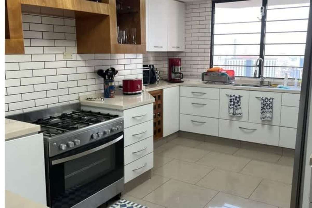 Wrap-around terrace with panoramic views of Panama Skyline and Bay in PH La Cresta Bella Vista