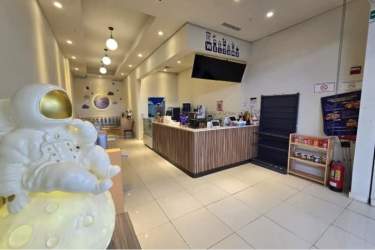 Stainless steel counters, ice machine and dispensers in mall retail kiosk Panama