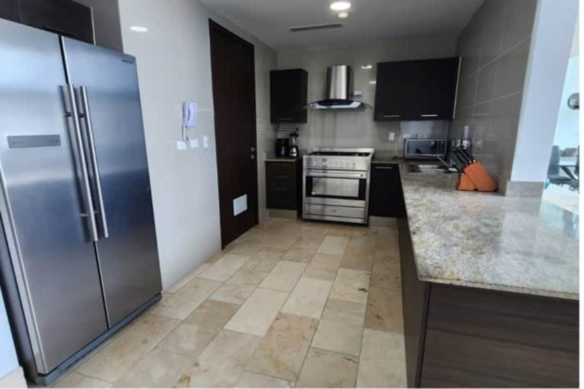 Guest bathroom with marble accents and glass shower PH Pacific Point Punta Pacífica