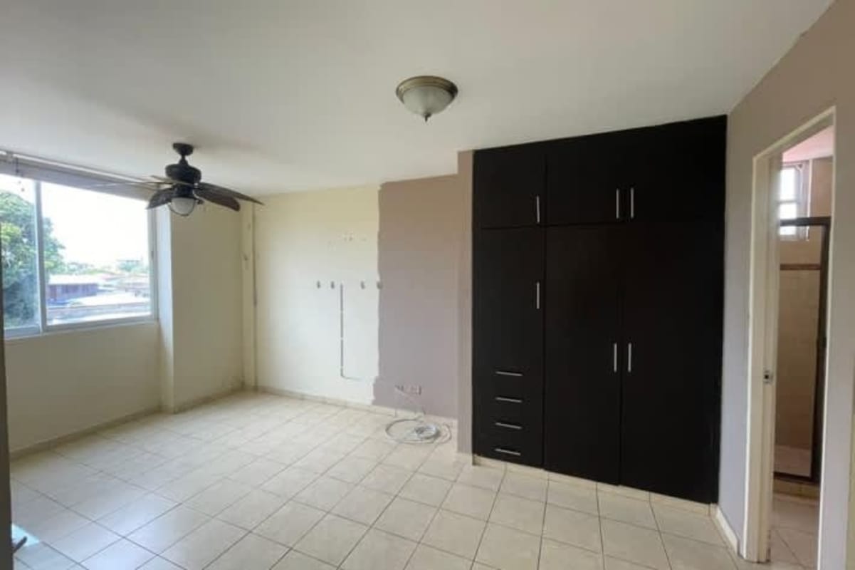 Bedroom with built-in closet, tile floors and window in PH Camino Real Betania Panama
