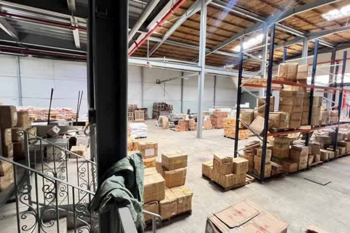 Mezzanine office area overlooking spacious warehouse in Miraflores Betania Panama