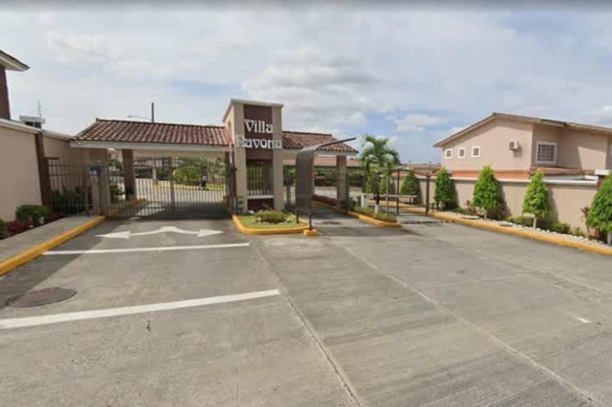 Mediterranean-inspired houses with terraces, tile roofs, garden areas in Villa Navona Brisas del Golf Panama