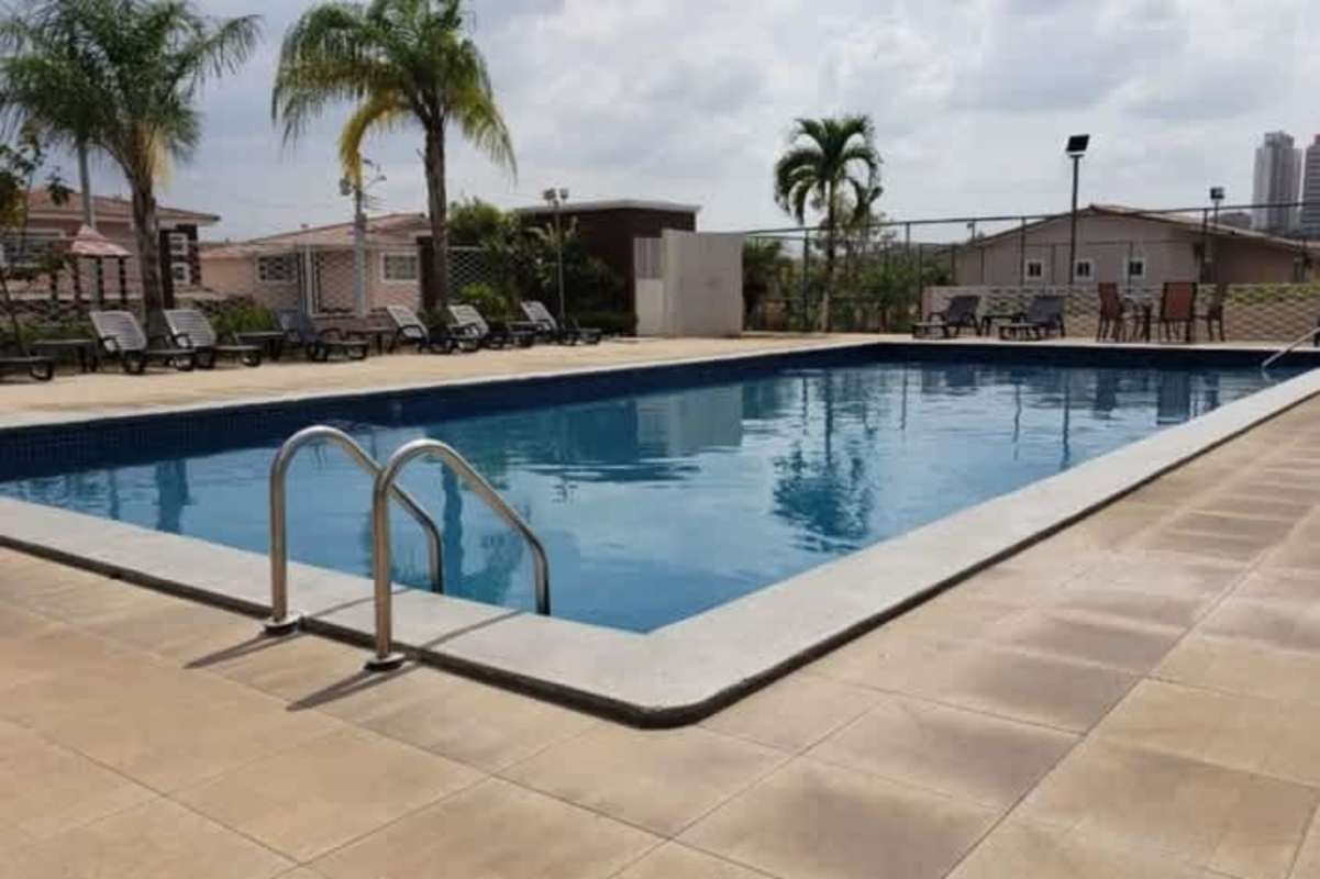 House with Pool & Amenities Villa Navona Brisas del Golf