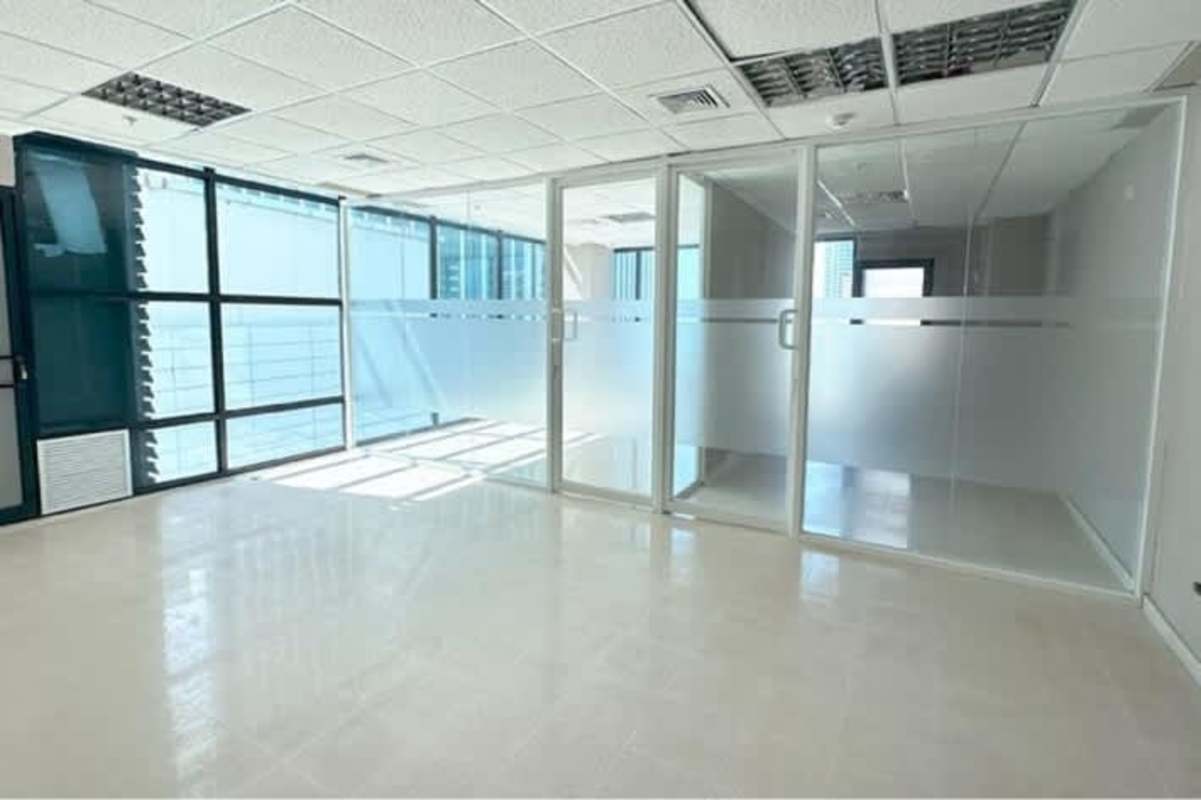 Private glass-enclosed office space with city view in PH The Point tower Punta Paitilla