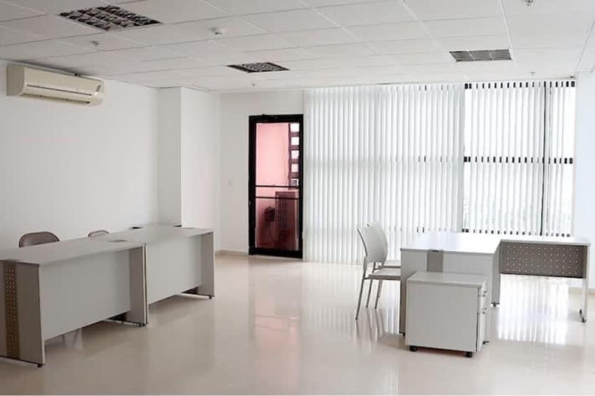 Commercial office with city view, vertical blinds, tiled floor in PH BICSA Punta Paitilla Panama