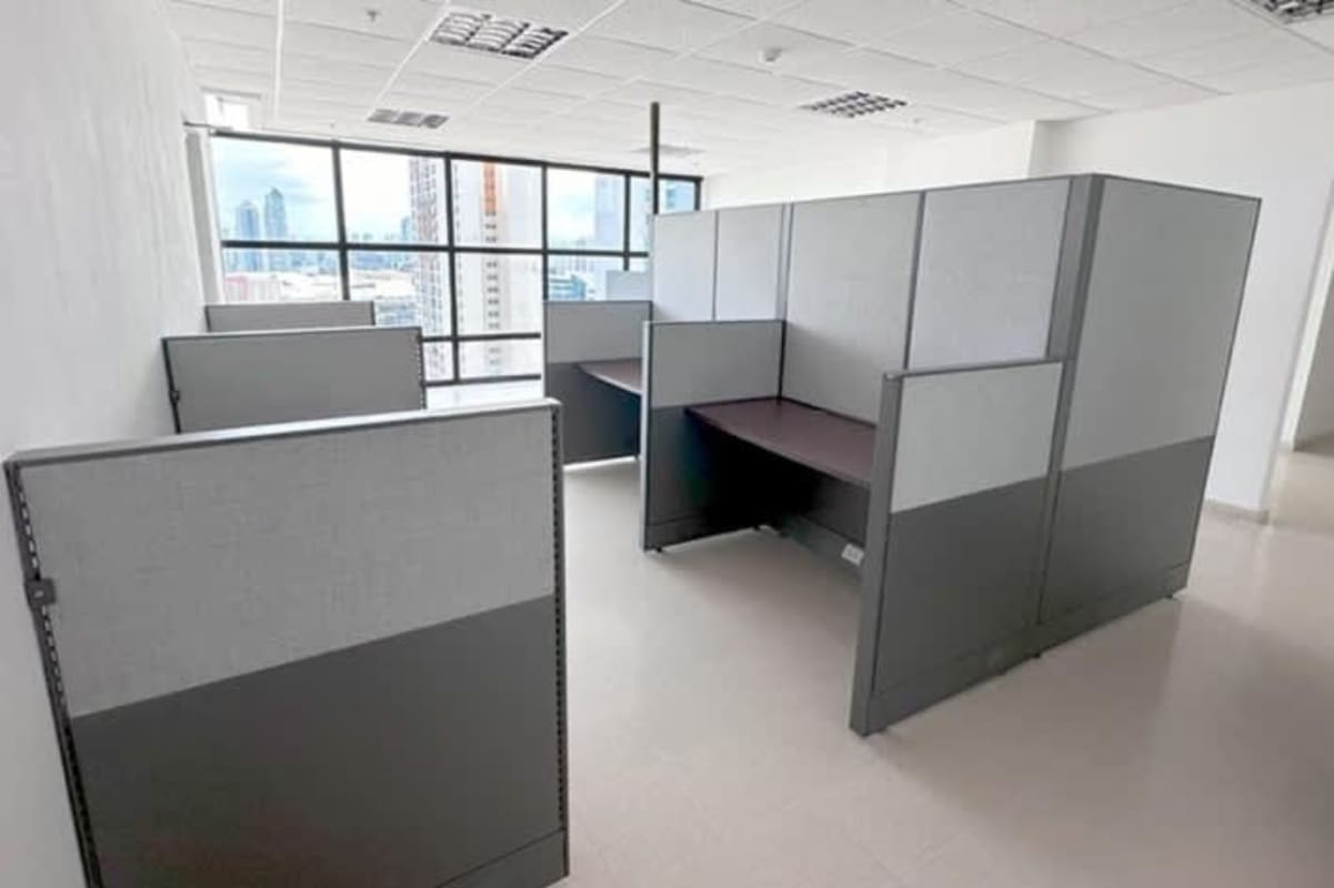 Partitioned commercial office with ample windows and city skyline views at PH The Point, Punta Paitilla
