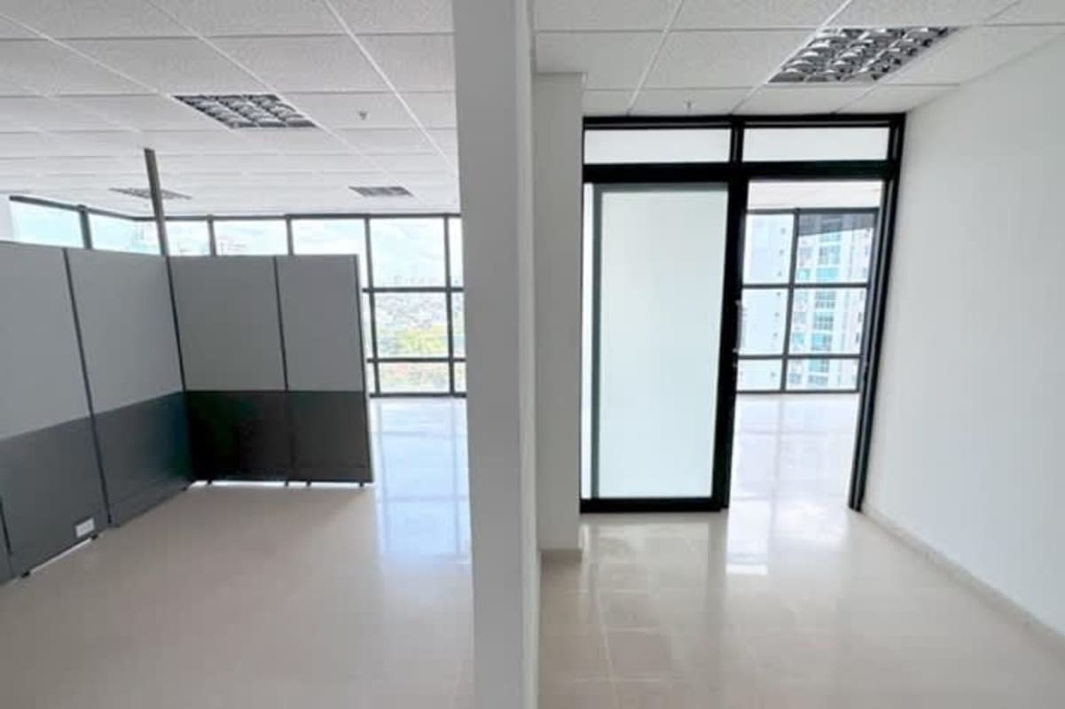 Vacant commercial office with ocean and skyline views in PH The Point Tower Punta Paitilla Panama