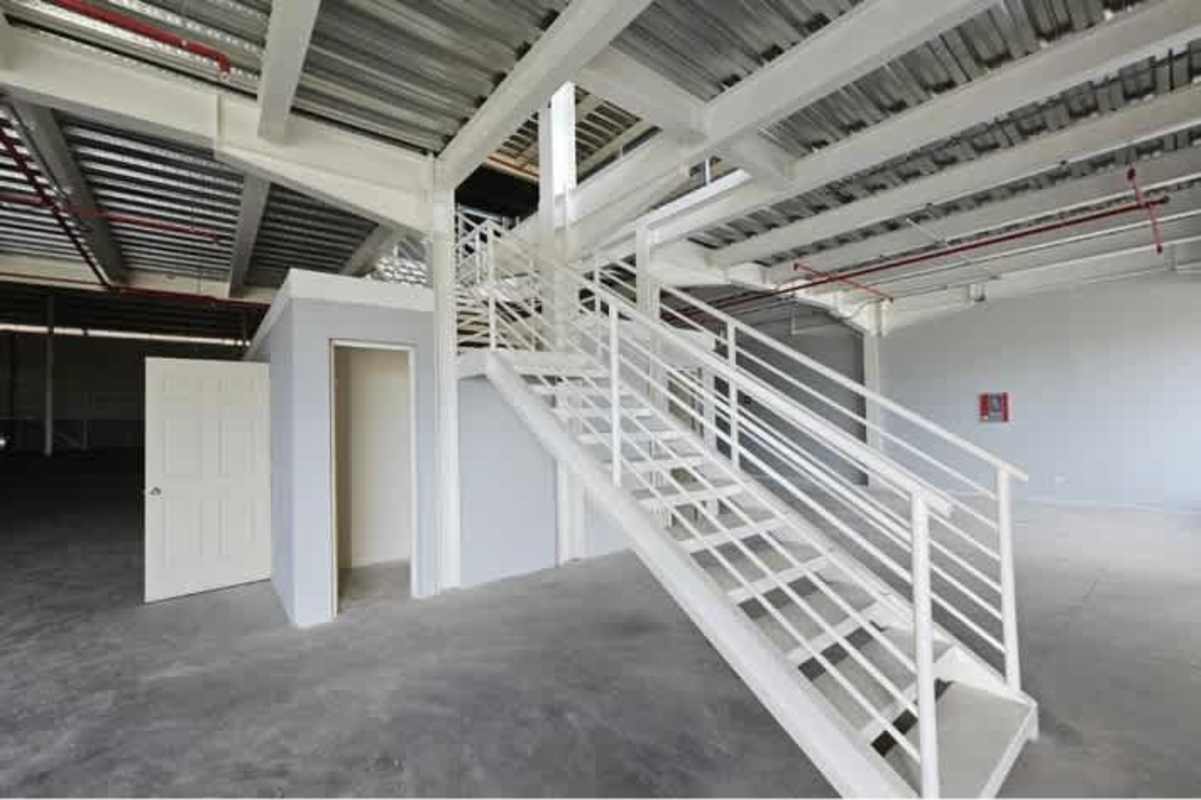 Warehouse with exposed beams high ceilings concrete floors logistics center Panama