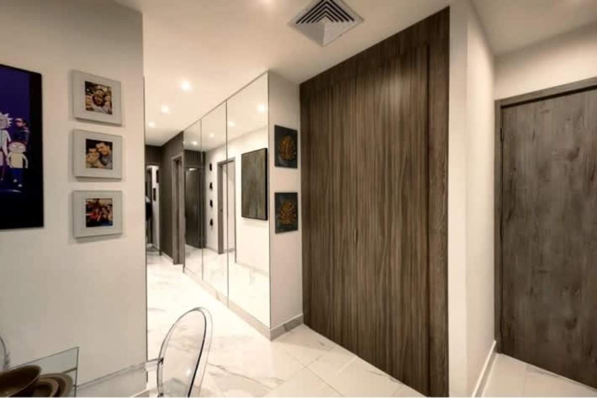 Modern bedroom with queen bed, city views, marble flooring PH Amazona