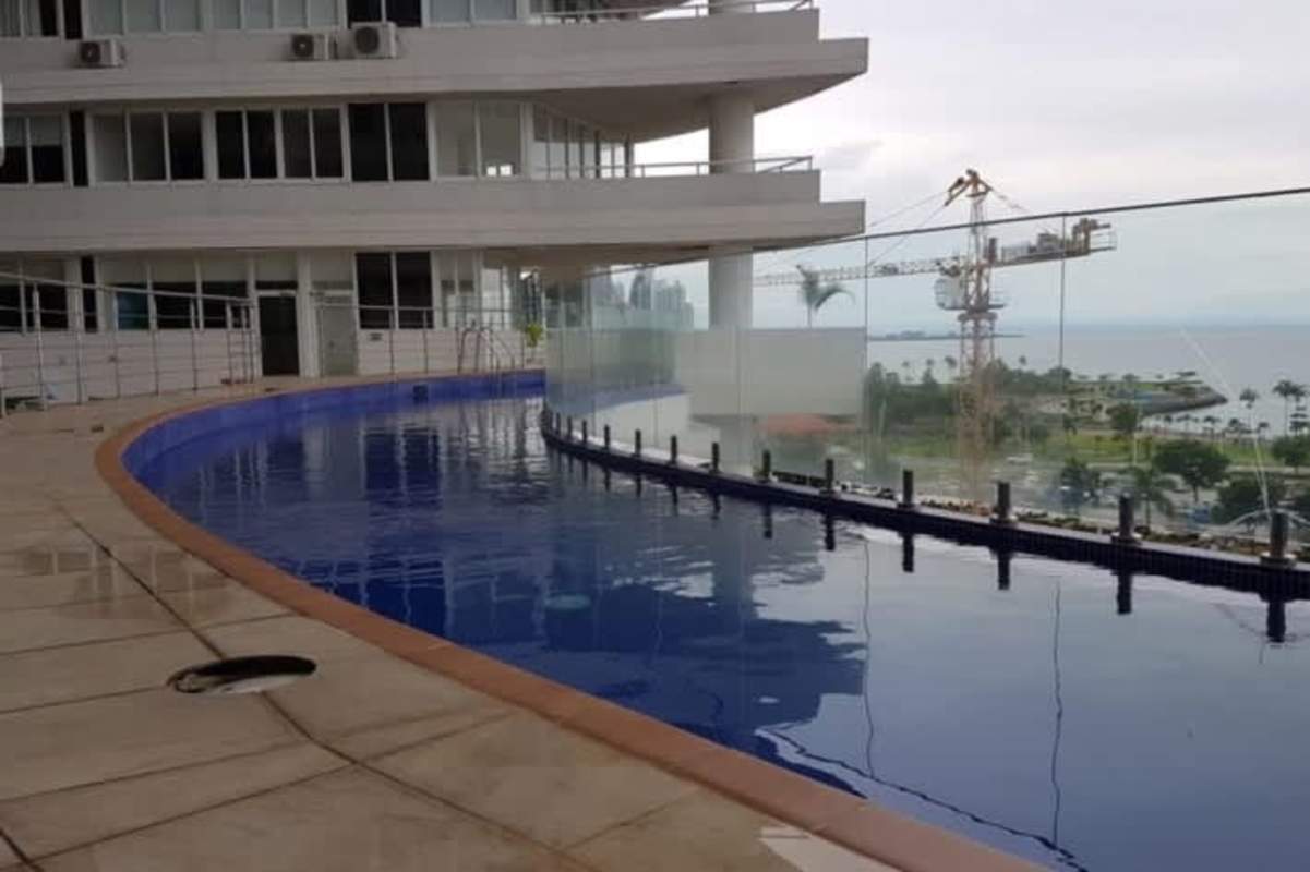 Double height lobby reception with modern design at PH Bay View Avenida Balboa Panama