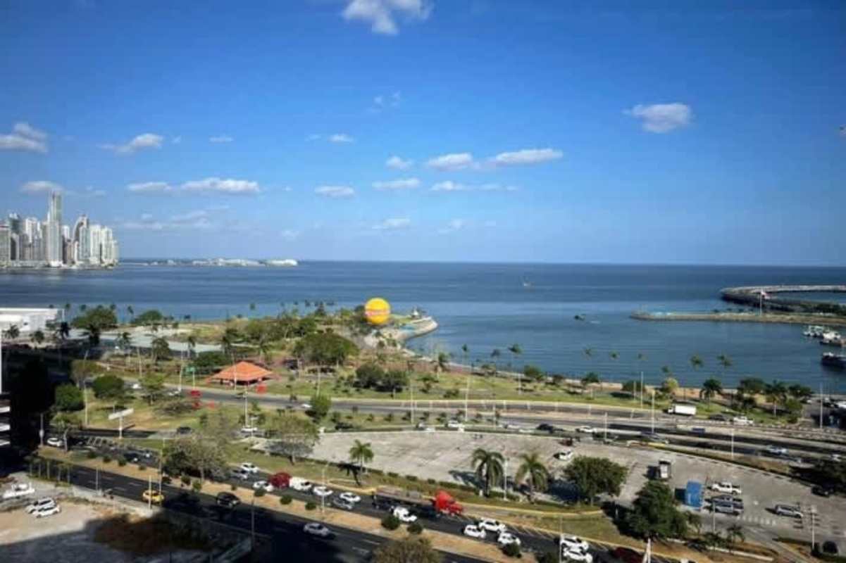 Rooftop infinity pool overlooking Panama bay and skyline in PH Bay View on Avenida Balboa