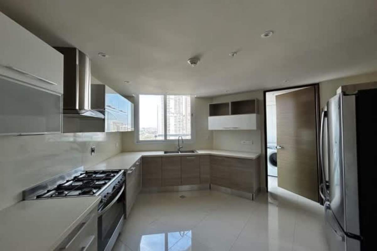 Rooftop tennis court and recreation areas at luxury Ocean House Costa del Este Panama