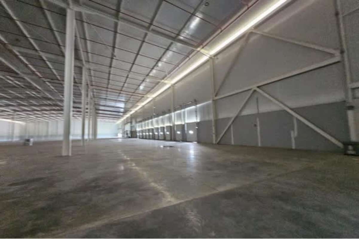 Spacious empty warehouse interior with concrete floor, fire sprinkler system and tall ceilings at Panapark Free Zone Panama