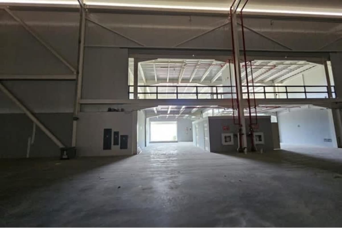Industrial warehouse with metal mezzanine and fire sprinkler system Panapark Free Zone