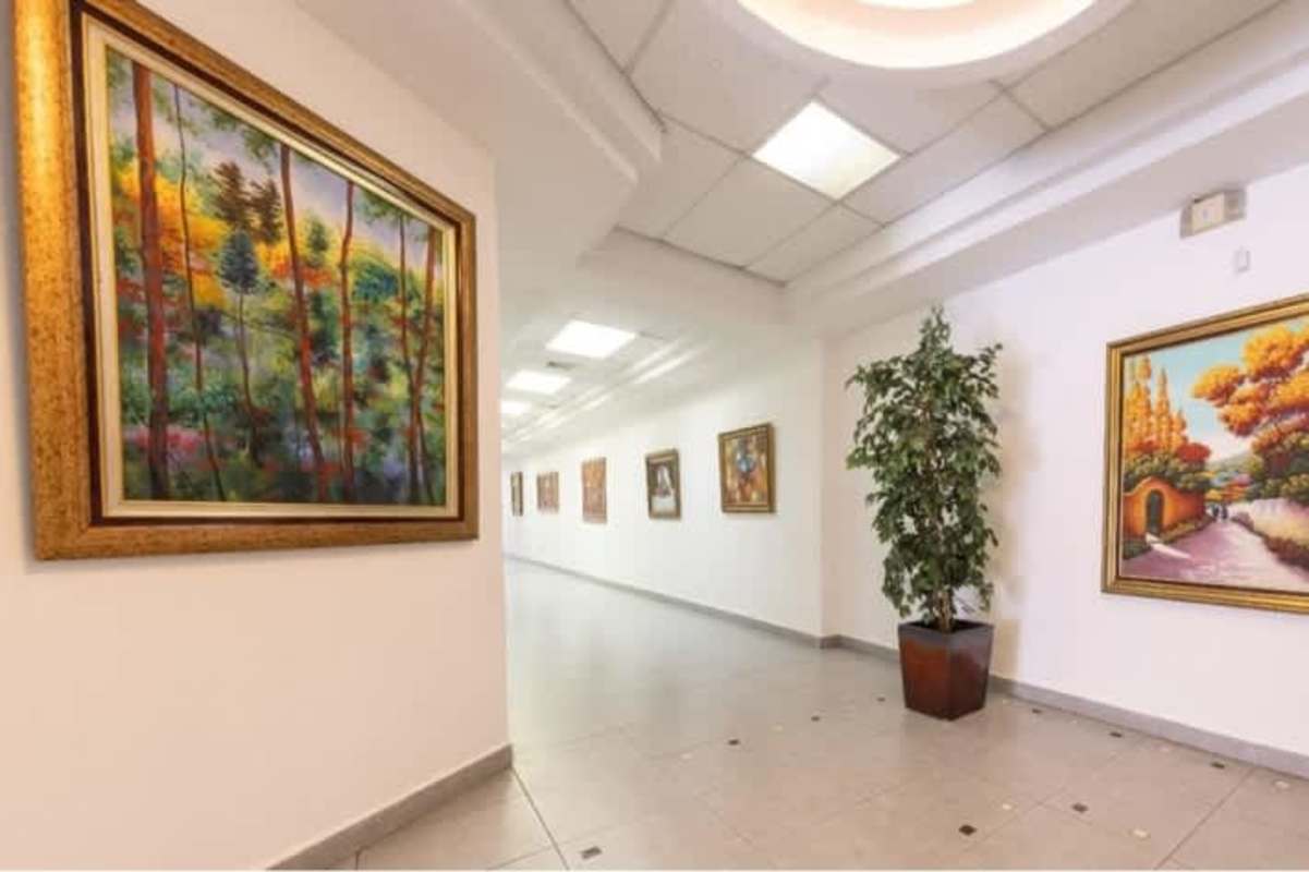 Contemporary corridor with decorative art pieces and plant in Panama business tower