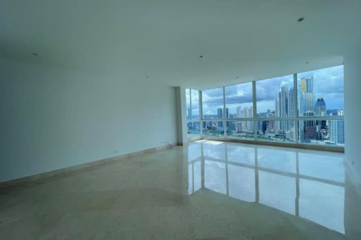 Glass-paneled balcony overlooking Pacific Ocean and skyline - PH The Point Punta Paitilla, Panama
